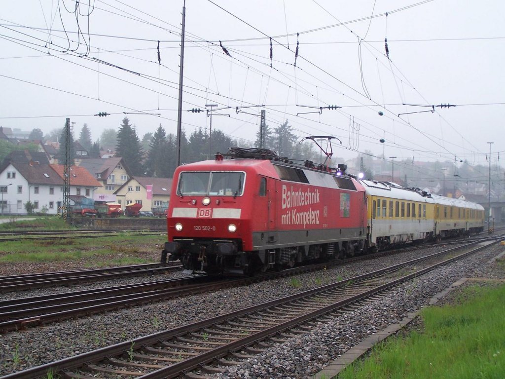 Die 120 502 0 mit einem Messzug in Donaueschingen am 05/05/10.