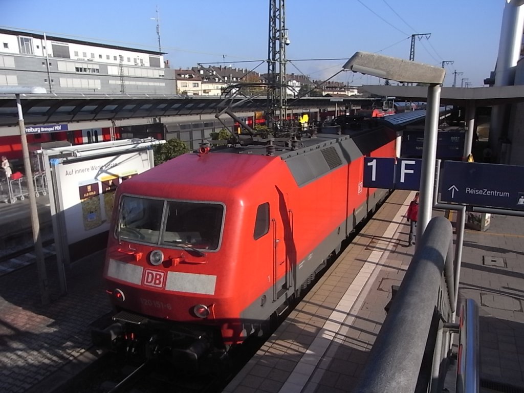 Die 120 die den IC nach Nrnberg schiebt, fhrt gerade aus dem Freiburger HBF aus. 