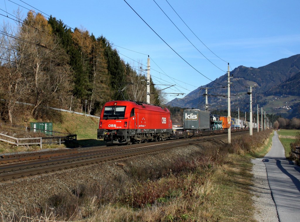 Die 1216 008 mit einer RoLa am 19.11.2011 unterwegs bei Terfens.