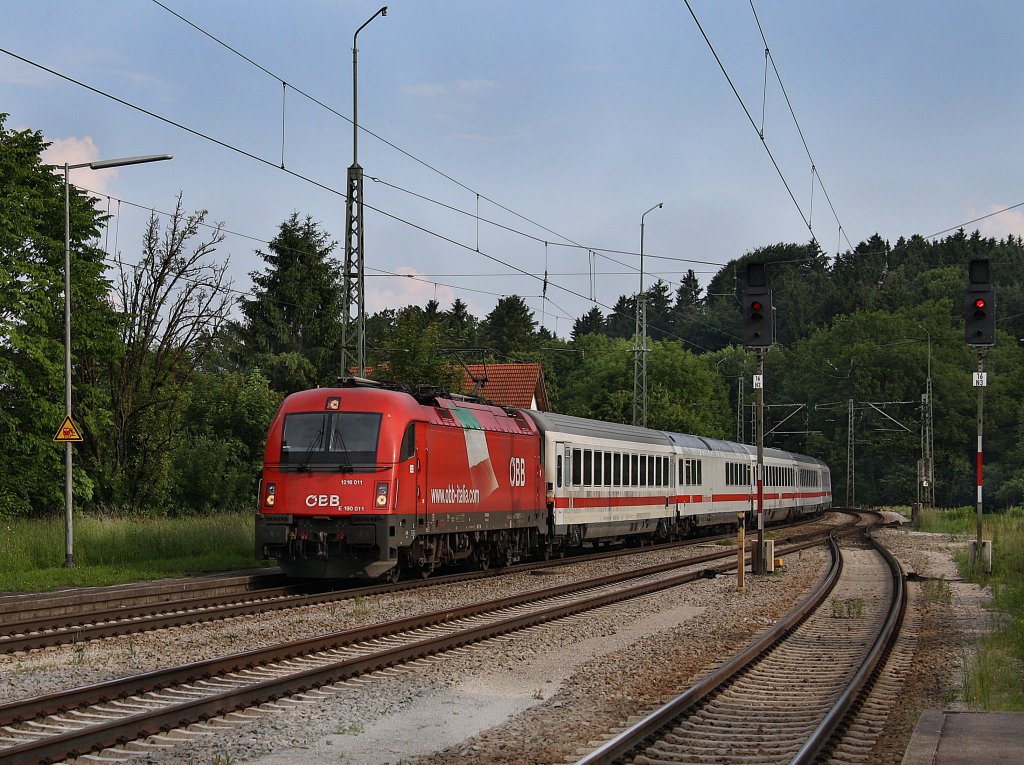 Die 1216 011 am 25.06.2010 mit einem Brenner EC bei der Durchfahrt in Aling. 