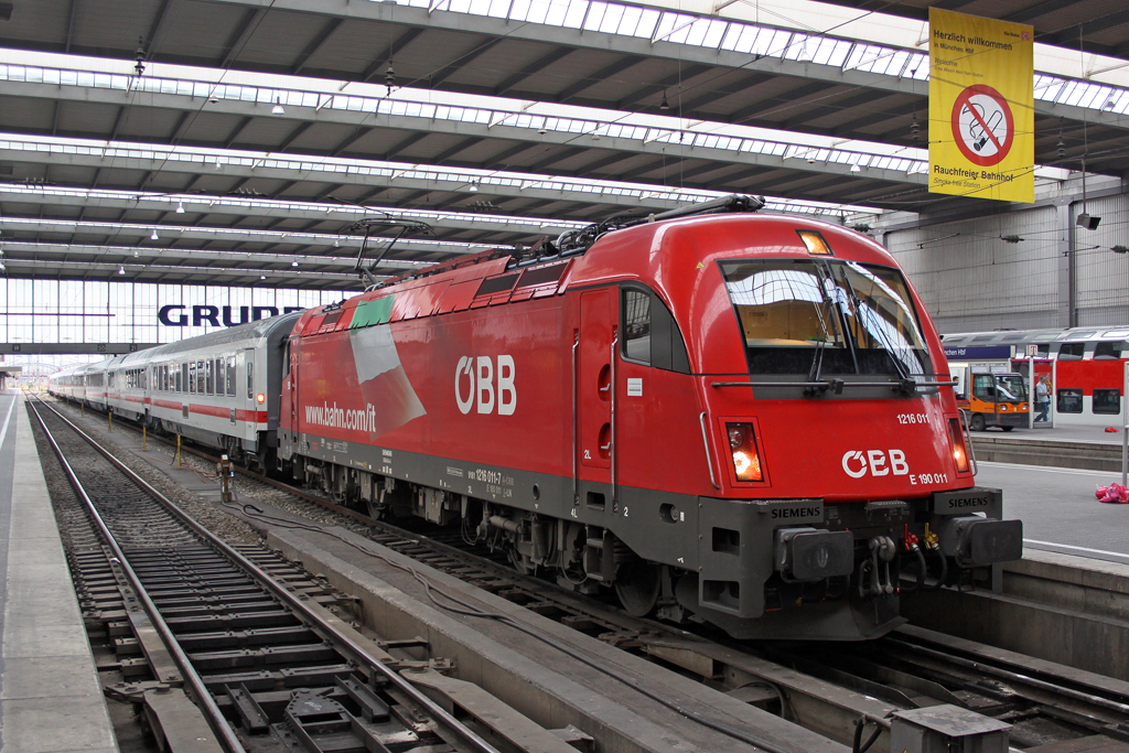 Die 1216 011 in Mnchen Hbf am 02,08,10