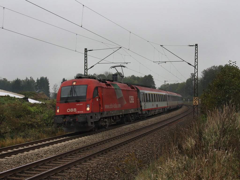 Die 1216 012 am 14.10.2010 mit einem Brenner EC unterwegs bei Gro�karolinenfeld. (B� Vogl)