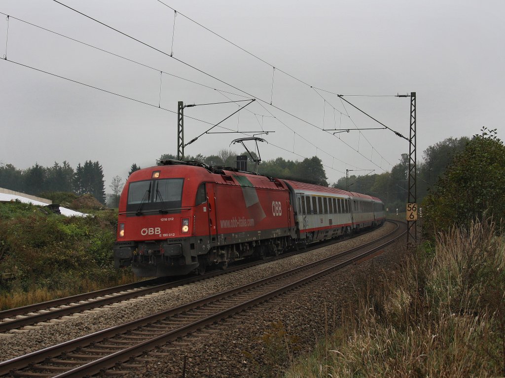 Die 1216 012 am 14.10.2010 mit einem Brenner EC unterwegs bei Grokarolinenfeld. (B Vogl)