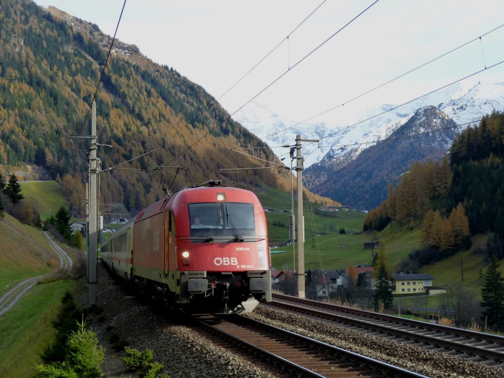 Die 1216 014 zieht einen EC aus Italien nach Mnchen. Aufgenommen am 04.11.10 bei St. Jodok am Brenner.