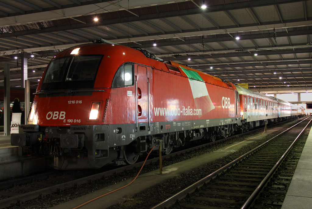 Die 1216 016 mit der CNL nach Rom in Mnchen HBF am 01.02.2013