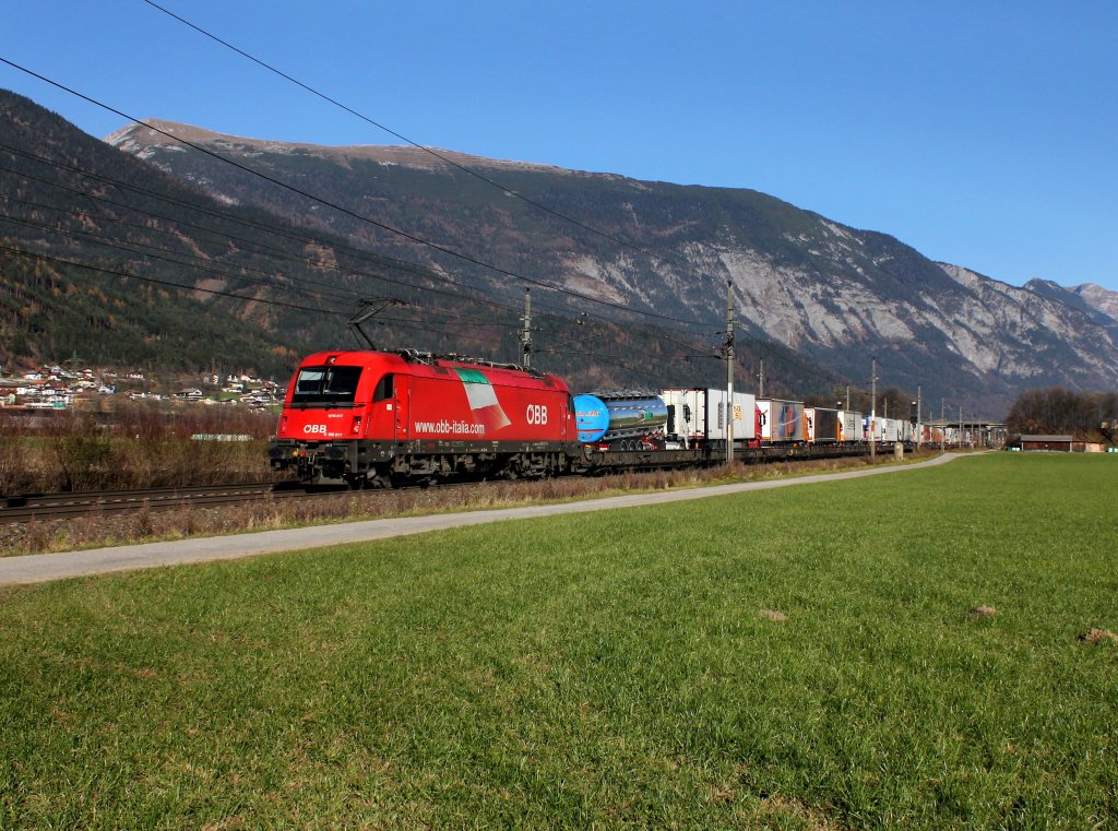 Die 1216 017 mit Einer RoLa am 17.11.2012 unterwegs bei Schwaz.