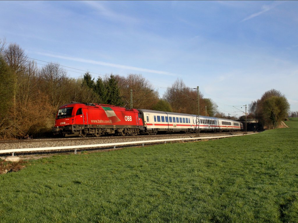 Die 1216 018 am 02.04.2011 mit einem Brenner EC unterwegs bei Ostermnchen. 