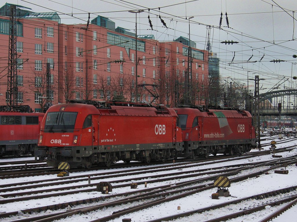 Die 1216 020 und die 1216 011 am 28.12.2010 bei einer Rangierfahrt im M�nchner Hbf. 