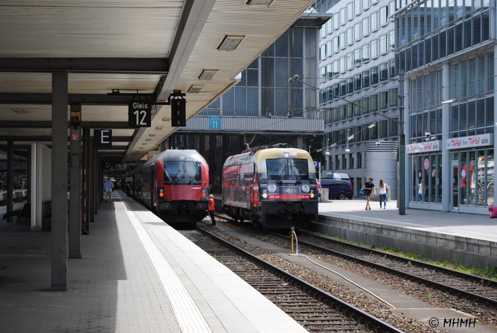 Die 1216 020 am 07. August 2013 auf Rangierfahrt im Mnchner Hbf.
Nebenan steht der RJ aus dem Westen.