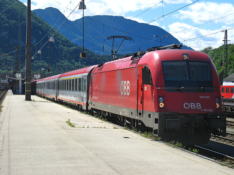 Die 1216 020 mit EC 82 in Kufstein.

Lg