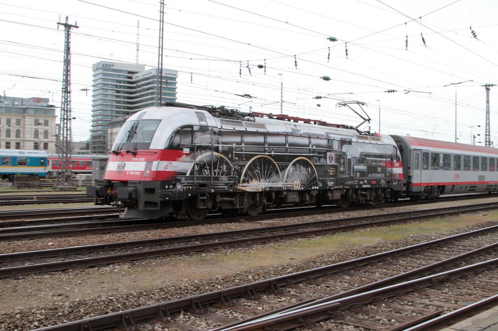 Die 1216 020 mit EC 83 von Mnchen nach Verona bei der Ausfahrt vom Hbf Mnchen am 26.04.2013