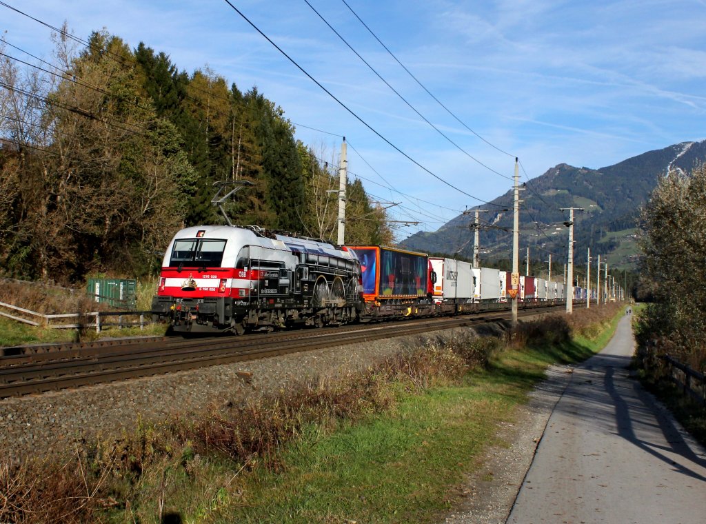 Die 1216 020 mit einer RoLa am 03.11.2012 unterwegs bei Terfens.