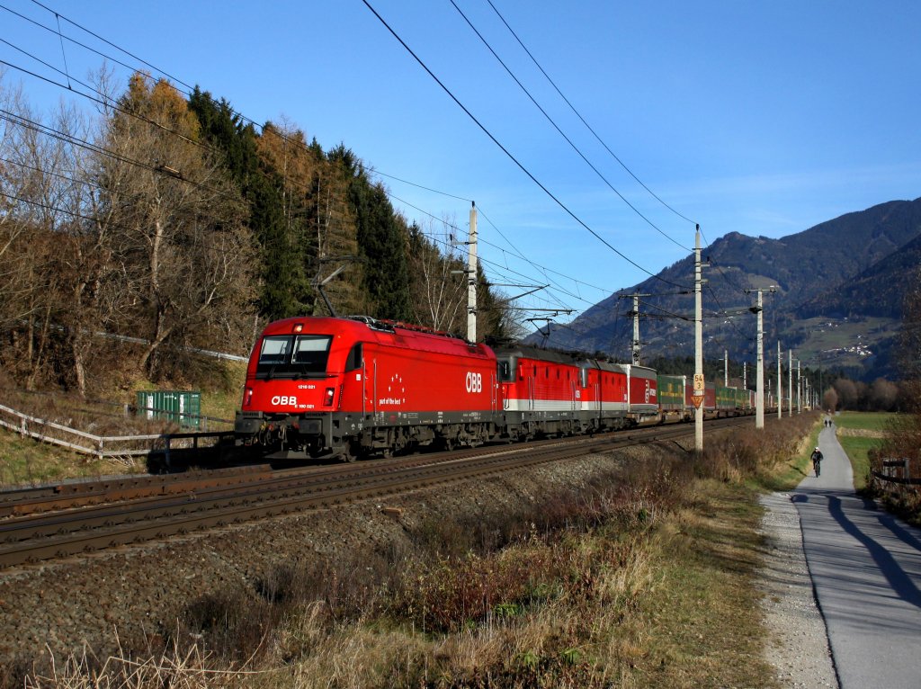 Die 1216 021, die 1144 240 und die 1144 095 am 19.11.2011 mit einem KLV-Zug unterwegs bei Terfens.