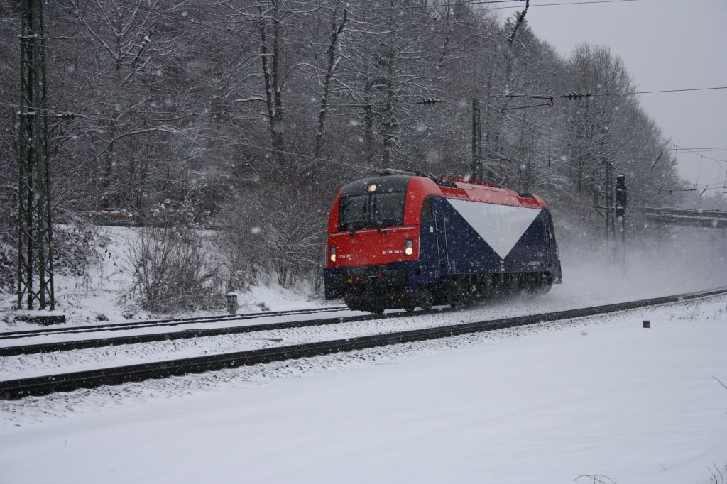 Die 1216 301 der FUC  Ferrovie Udine Cividale  auf der berfhrungsfahrt von Mnchen Allach nach Tarvis am 24.01.11 bei der Durchfahrt in Assling (Oberbay)