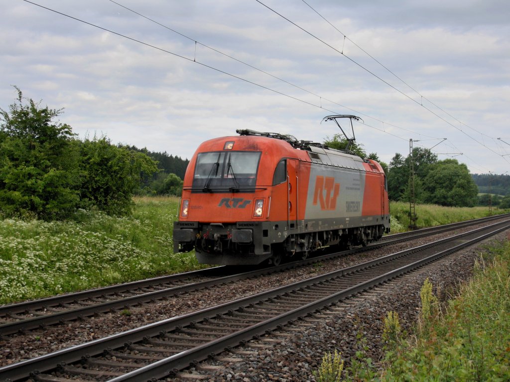 Die 1216 901 am 21.06.2011 unterwegs bei Plling. 