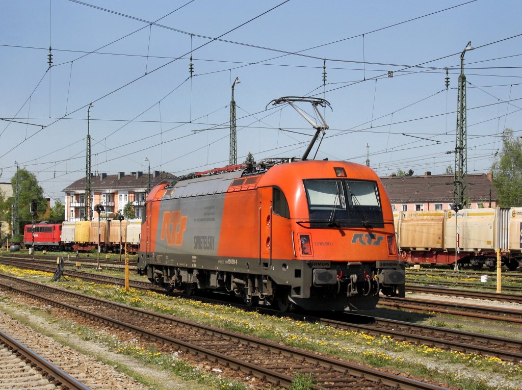 Die 1216 901 am 22.04.2011 bei einer Rangierfahrt in  Freilassing. 