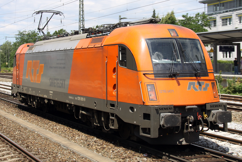 Die 1216 901 der RTS fhrt lz durch Mnchen Heimeranplatz am 07.07.2012