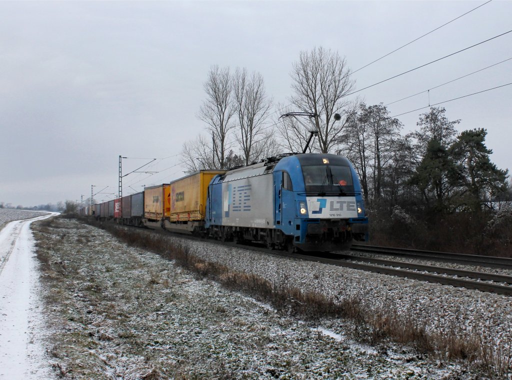 Die 1216 910 mit einem KLV-Zug am 12.01.2013 unterwegs bei Langenisarhofen.