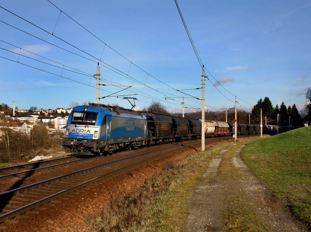 Die 1216 922 am 03.01.2012 mit einem Getreidezug unterwegs bei Ingling.