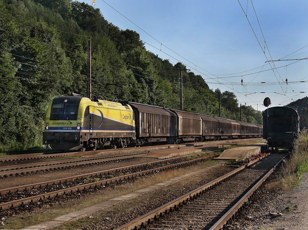 Die 1216 930 am 31.07.2010 mit einem Schiebewandwagen Zug bei der Durchfahrt in Wernstein. 