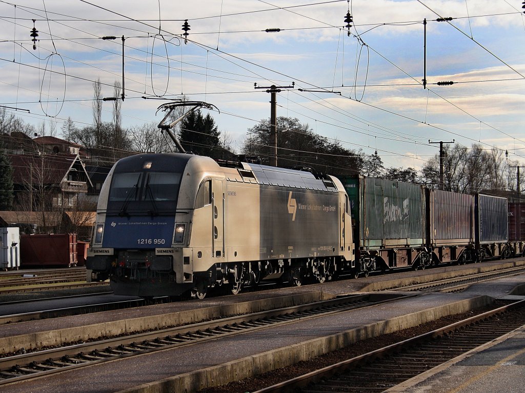 Die 1216 950 der WLB am 28.12.2009 mit einem Containerzug bei der Durchfahrt in Schrding. 
