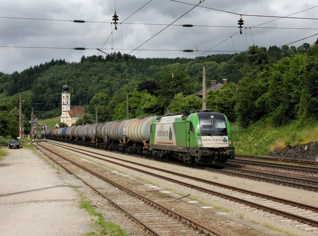 Die 1216 954 mit einem Kesselzug am 29.06.2013 bei der Durchfahrt in Wernstein.
