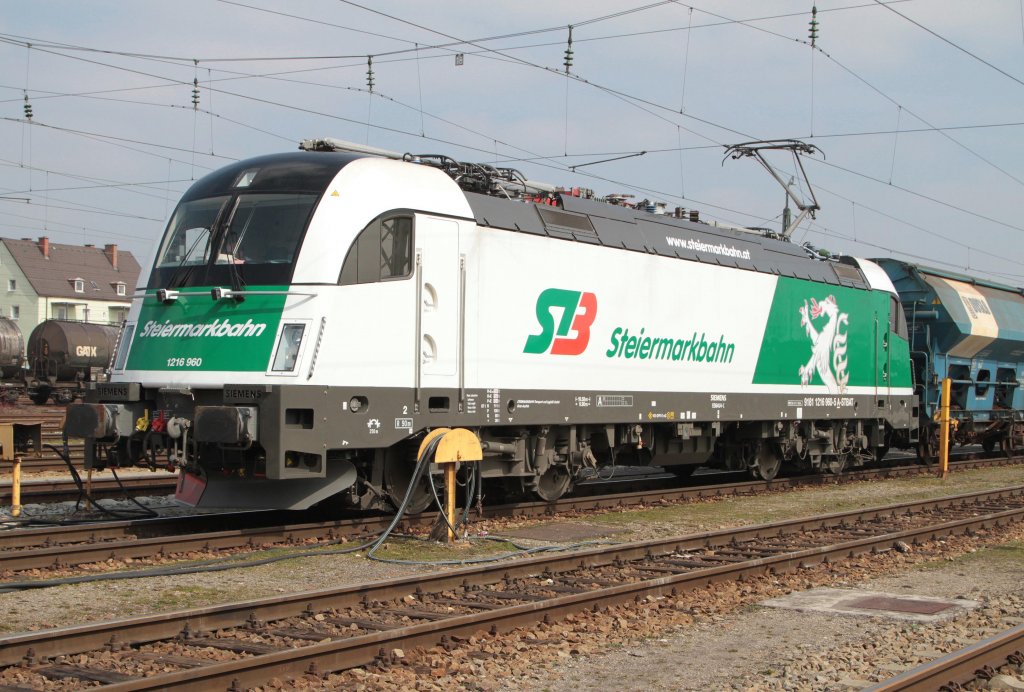 Die 1216 960 bei einem Halt im Bf. Freilassing am 04.04.2013
