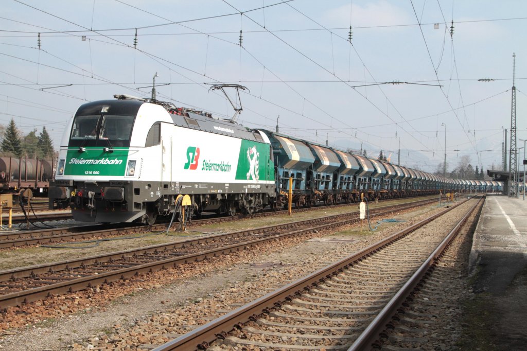 Die 1216 960 mit Gterwaggons bei einem Halt in Freilassing in Richtung Rosenheim am 04.04.2013