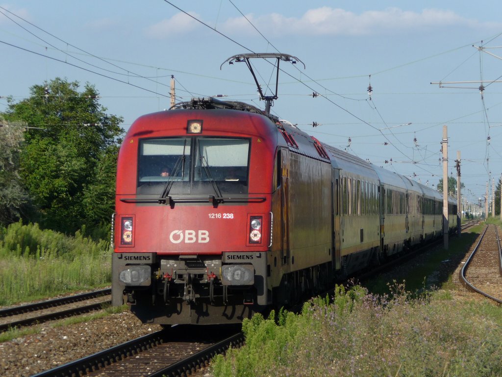 Die 1216.238 f�hrt durch die Bahnhaltestelle Wien S�ssenbrunn.