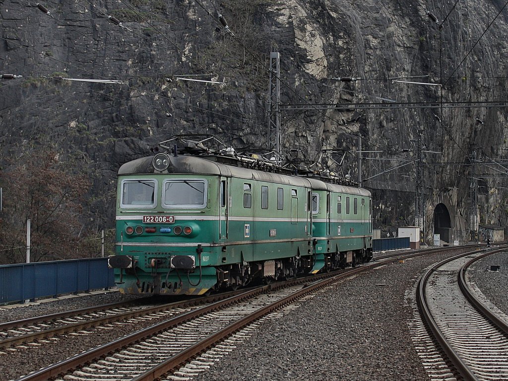 Die 122 006 und die 122 007 am 04.04.2010 bei der Durchfahrt in st nad Labem.