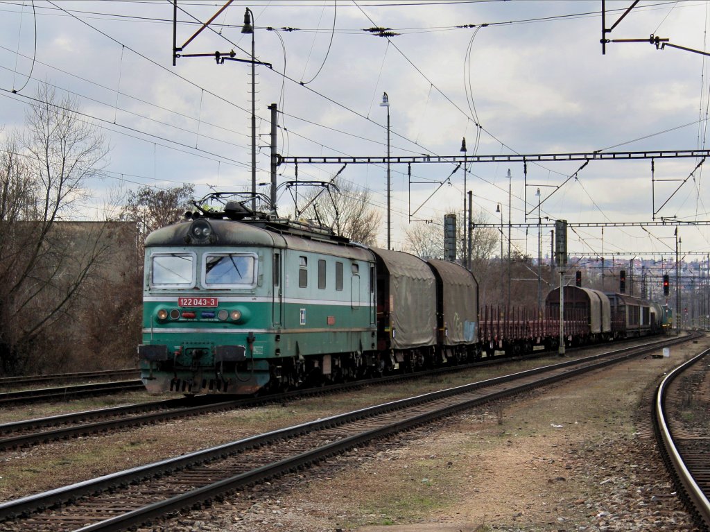 Die 122 043 am 03.04.2010 mit einem Gterzug bei der Durchfahrt in Praha Holeovice. 