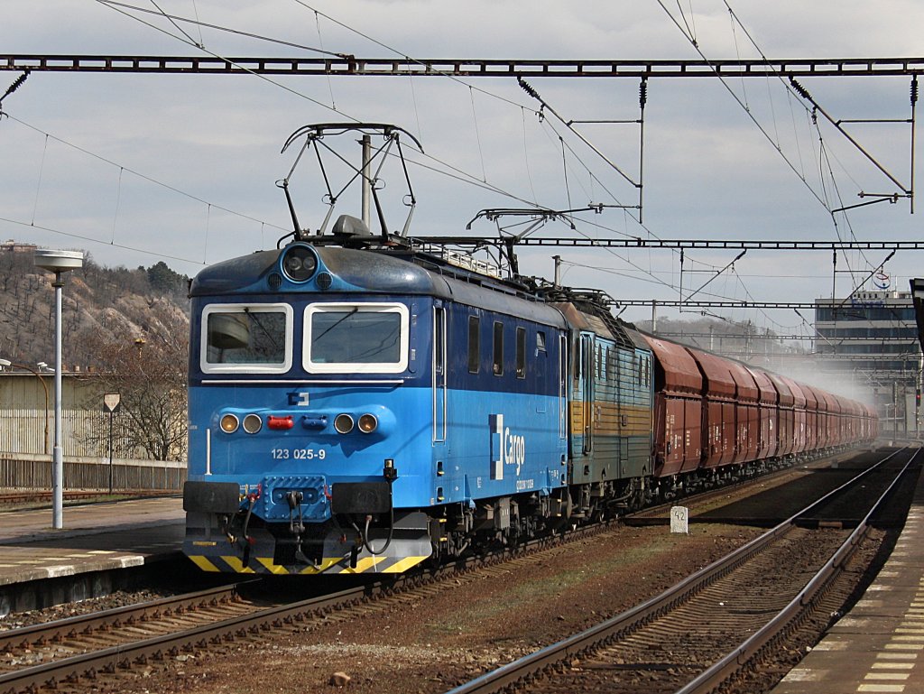 Die 123 025 und die 363 059 am 03.04.2010 mit einem Ganzzug bei der Durchfahrt in Praha Holeovice