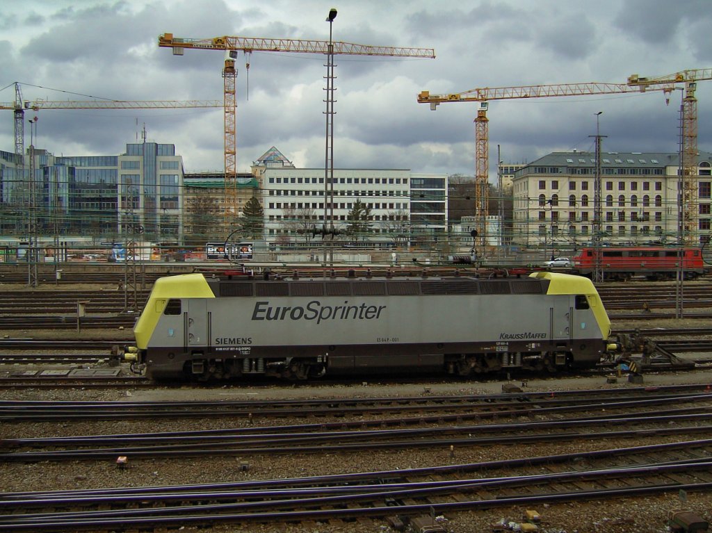 Die 127 001 am 23.03.2008 abgestellt im Mnchner Hbf. 