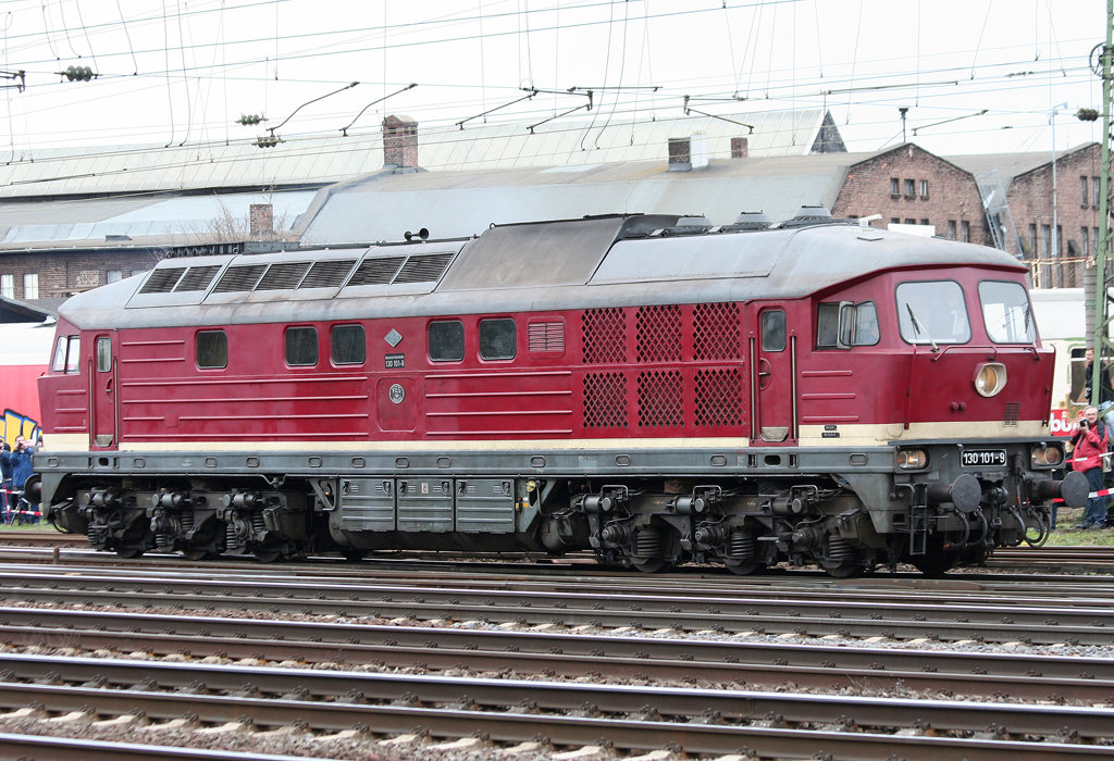 Die 130 101-9 rollt whrend der Lokparade anlsslich des 175 Jahre Eisenbahn Jubilums durch Koblenz Ltzel am 03.04.2010