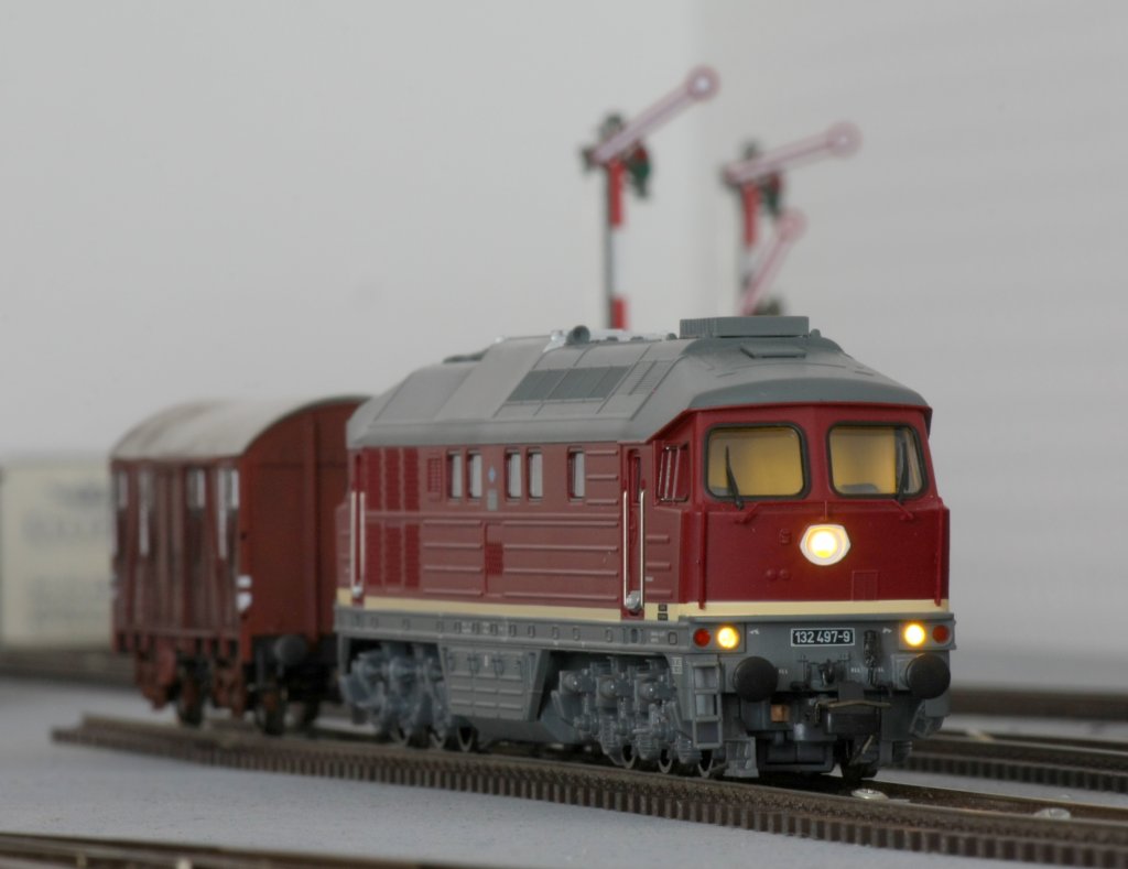 Die 132 497-9 von BRAWA am 03.02.2011 im Bf Oberbirken(Modellbahnhof).