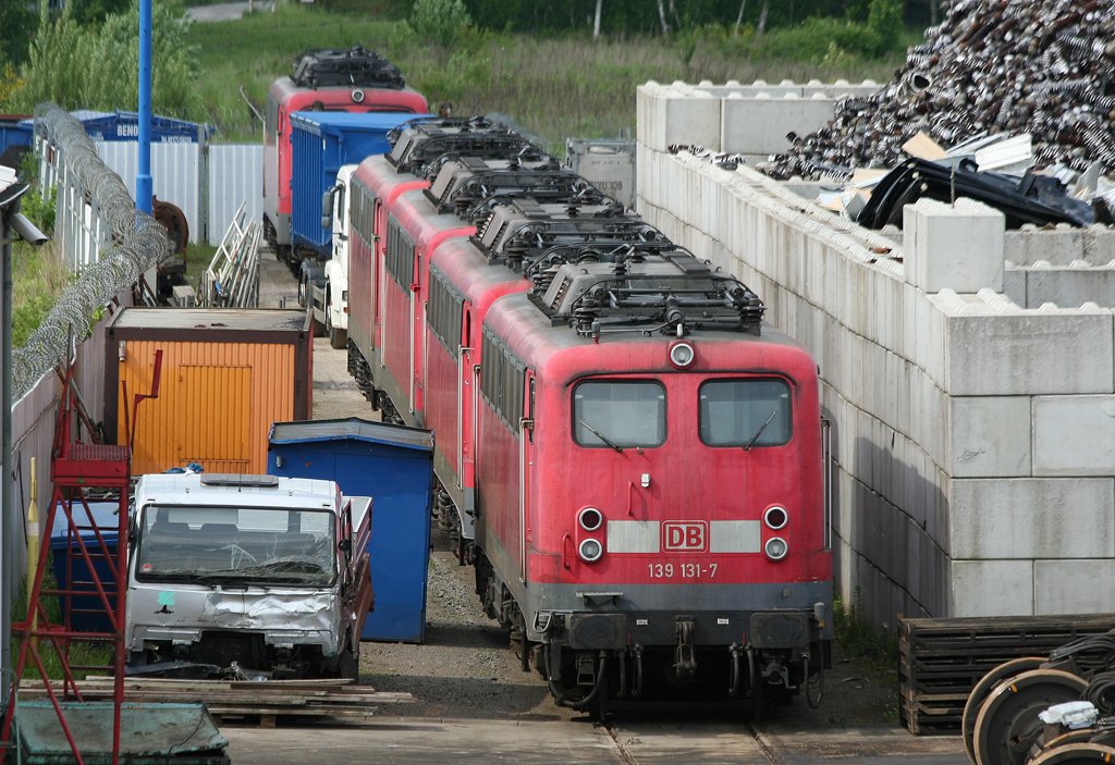 Die 139 131-7 steht gemeinsam mit anderen Schwestern beim Bender zum Verschrotten am 29.05.2010