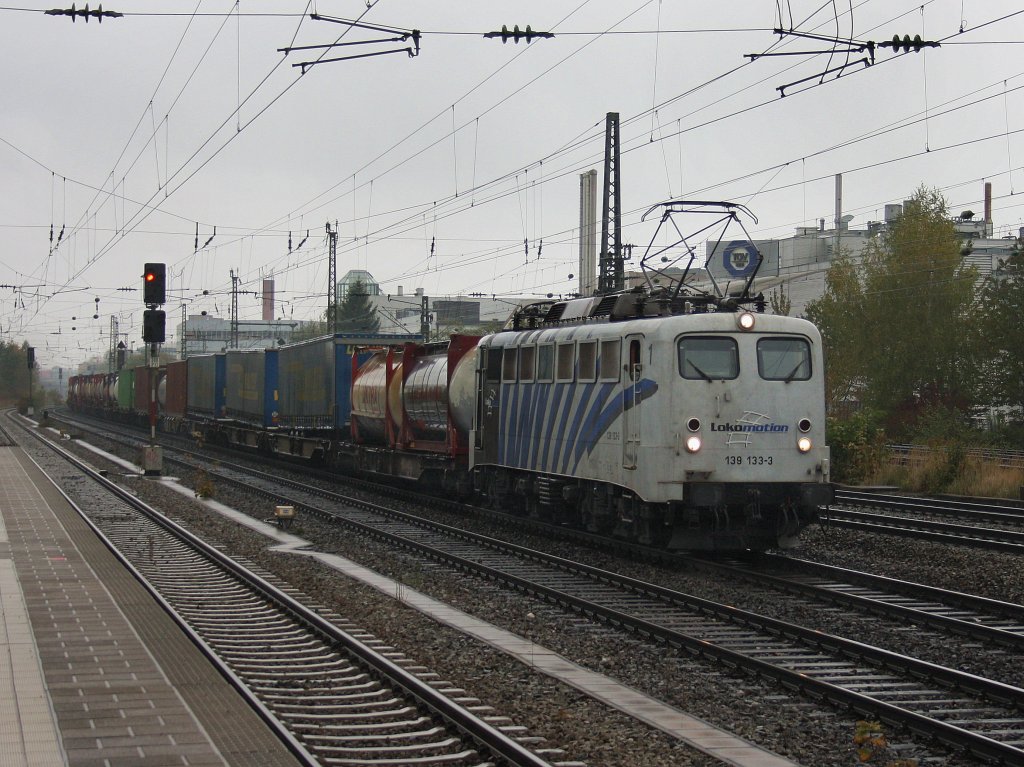 Die 139 133 am 17.10.2010 mit einem KLV-Zug bei der Durchfahrt am Heimeranplatz. (Mnchen)