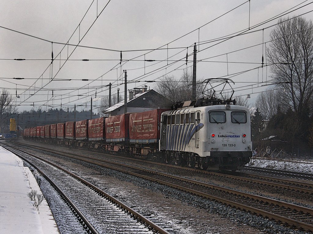 Die 139 133 am 19.12.2009 bei der Durchfahrt in Brixlegg als Schublok am Winner KLV-Zug.