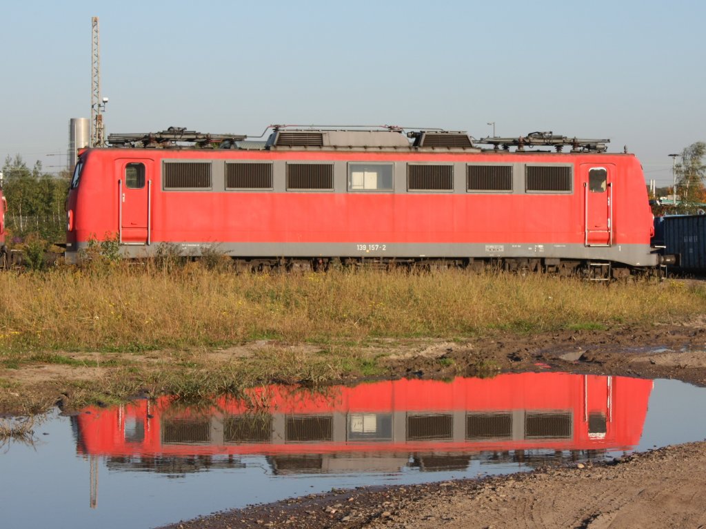 Die 139 157-2 stand am 11.10.2010 vor dem Werkstor vom Bender in Opladen.