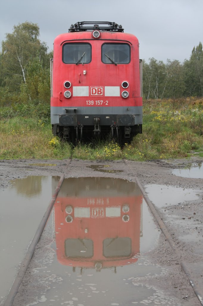 Die 139 157-2 steht am 16.10.2010 vor dem Bender in Opladen. Das Gleis auf dem ich stehe wird seltener als ein Mal die Woche befahren. Dort werden nur die Loks zur verschrottung geschoben.