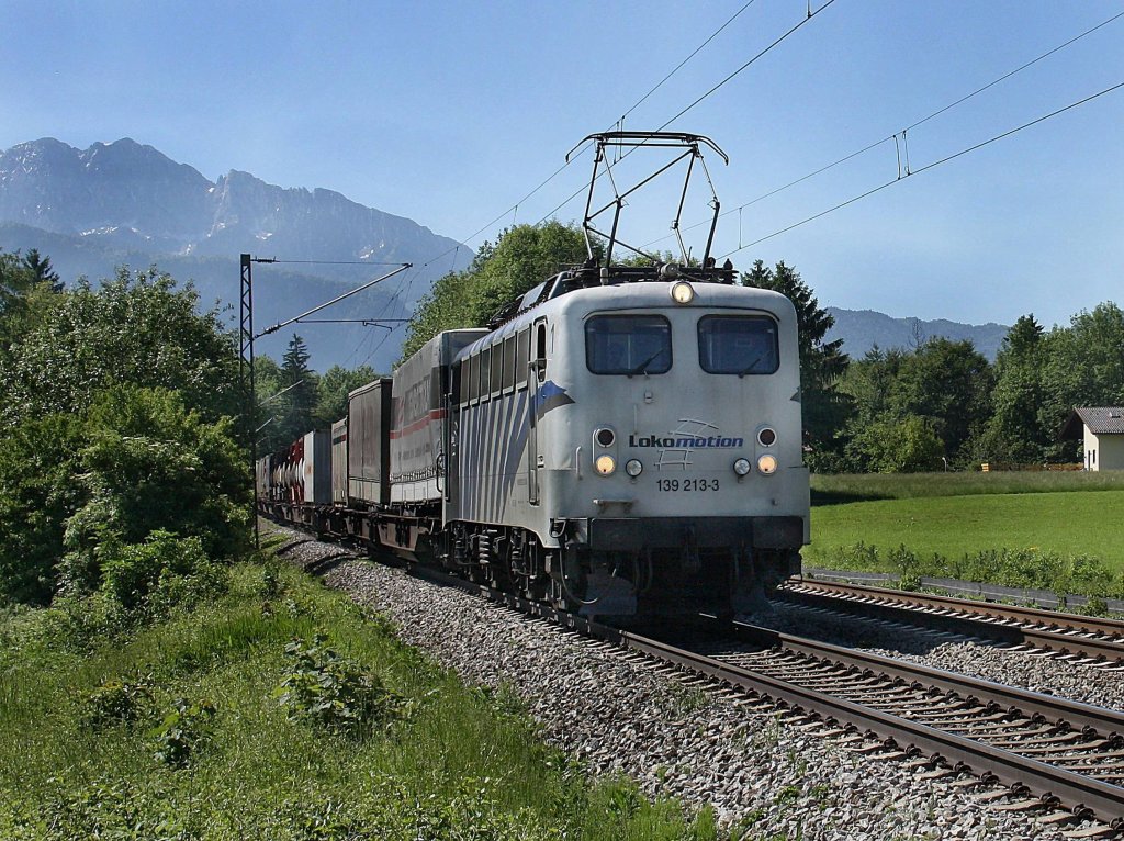 Die 139 213 am 05.06.2010 mit einem KLV-Zug unterwegs bei Niederaudorf. 