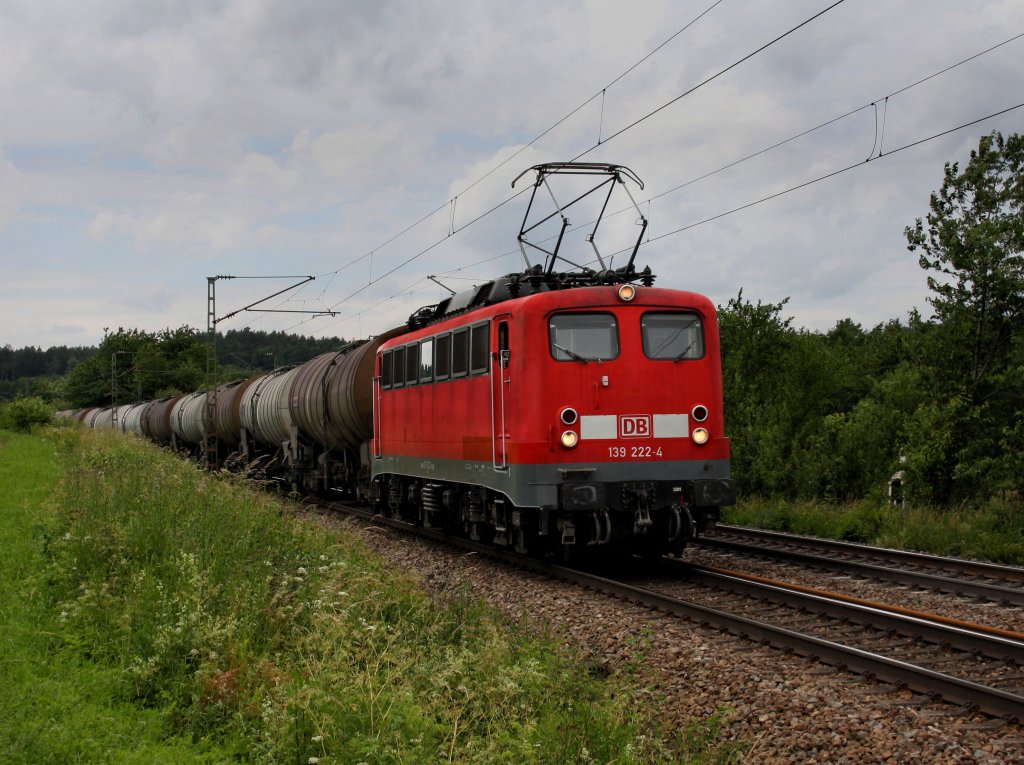 Die 139 222 am 21.06.2011 mit einem Kesselwagenzug unterwegs bei P�lling.