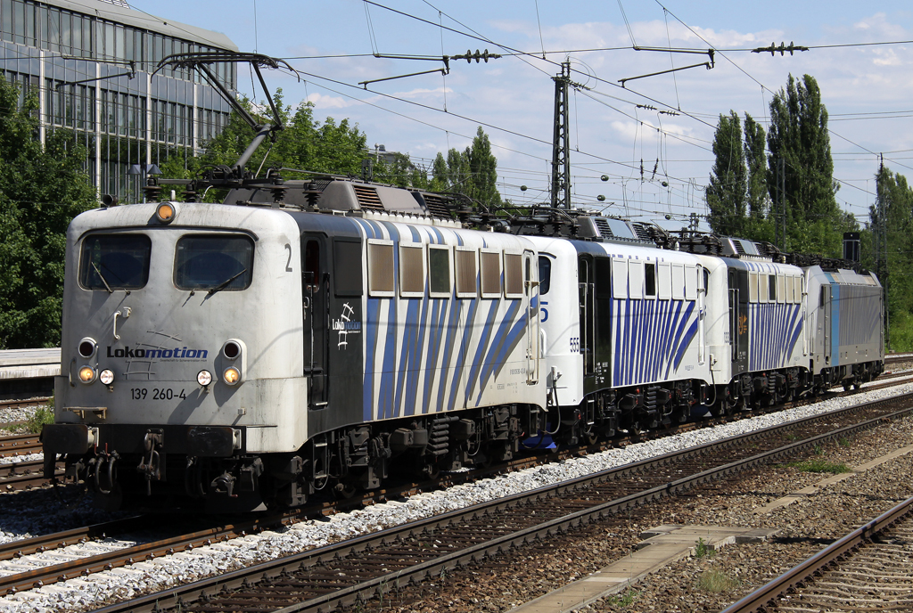 Die 139 260-4 mit der 139 133-3 + 139 555-7 und 186 102-0 der Lokomotion mit dem planmigen Lokzug nach Nrnberg durch Mnchen Heimeranplatz am 08.07.2012