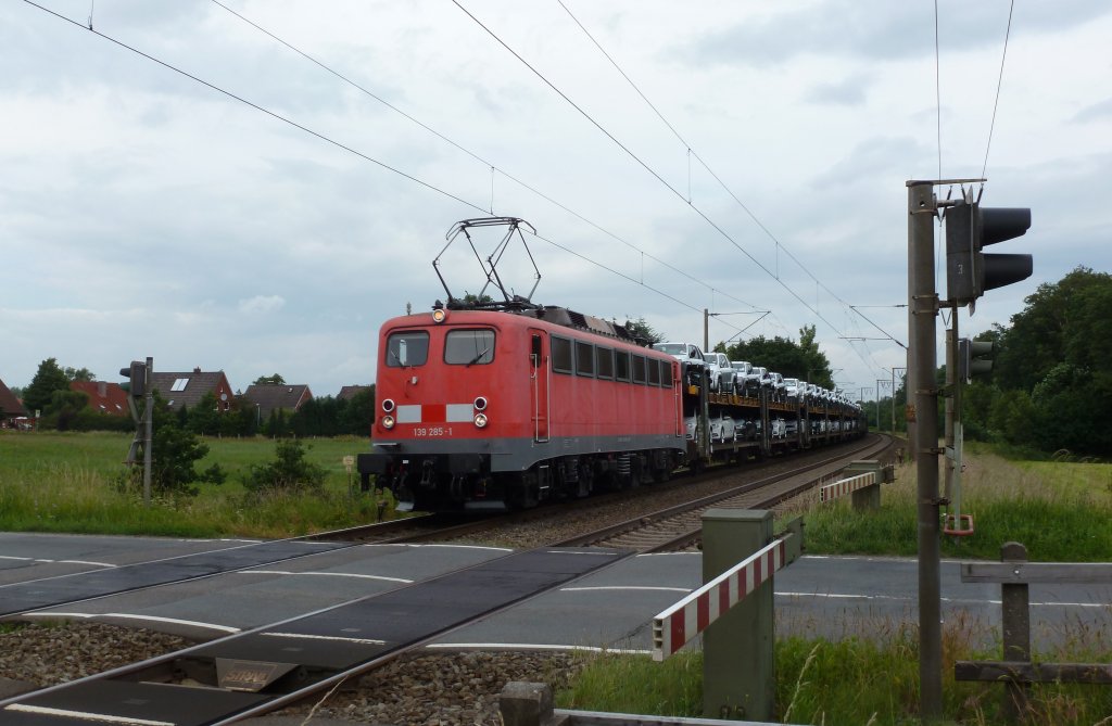Die 139 285-1 der EGP fuhr am 23.06.2012 mit einem Autozug von Emden gen Osten, hier in Eisinghausen.