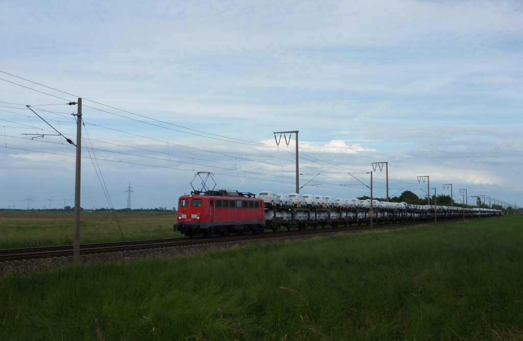 Die 139 285-1 fuhr am 22.06.2012 mit einem Autozug aus dem Osten nach Emden, hier bei Petkum.