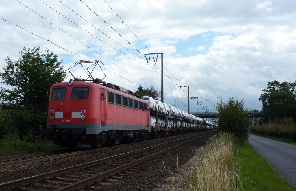 Die 139 285-1 fuhr am 17.07.2012 mit einem Autozug aus dem Osten nach Emden, hier in Leer.