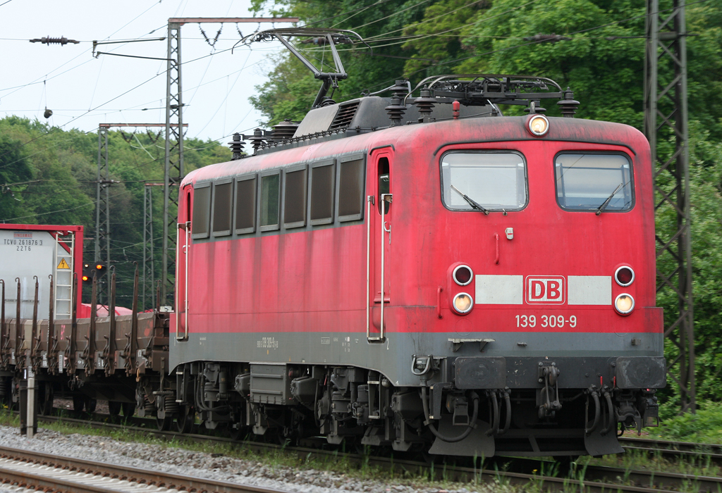 Die 139 309-9 zieht einen Gz durch Duisburg Neudorf am 25.05.2010