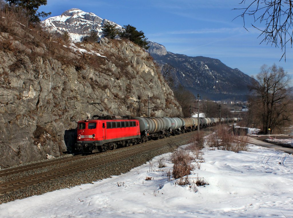 Die 139 309 mit einem Kesselwagenzug am 03.03.2012 unterwegs bei Jenbach.
