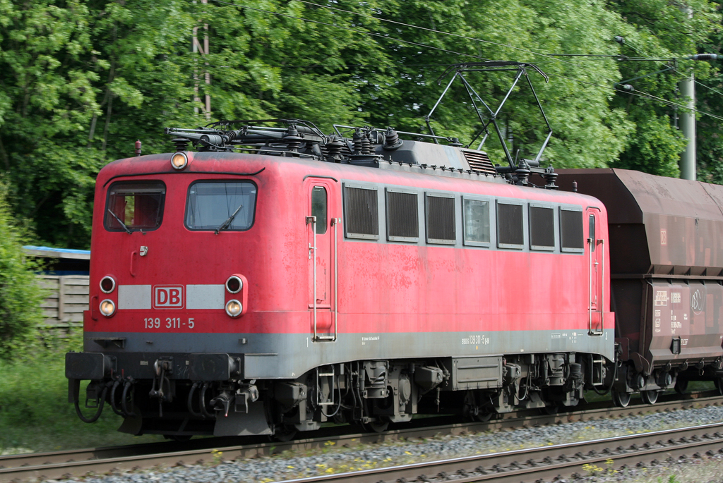 Die 139 311-5 zieht einen Kolhezug durch Ratingen Lintorf am 05.05.2011