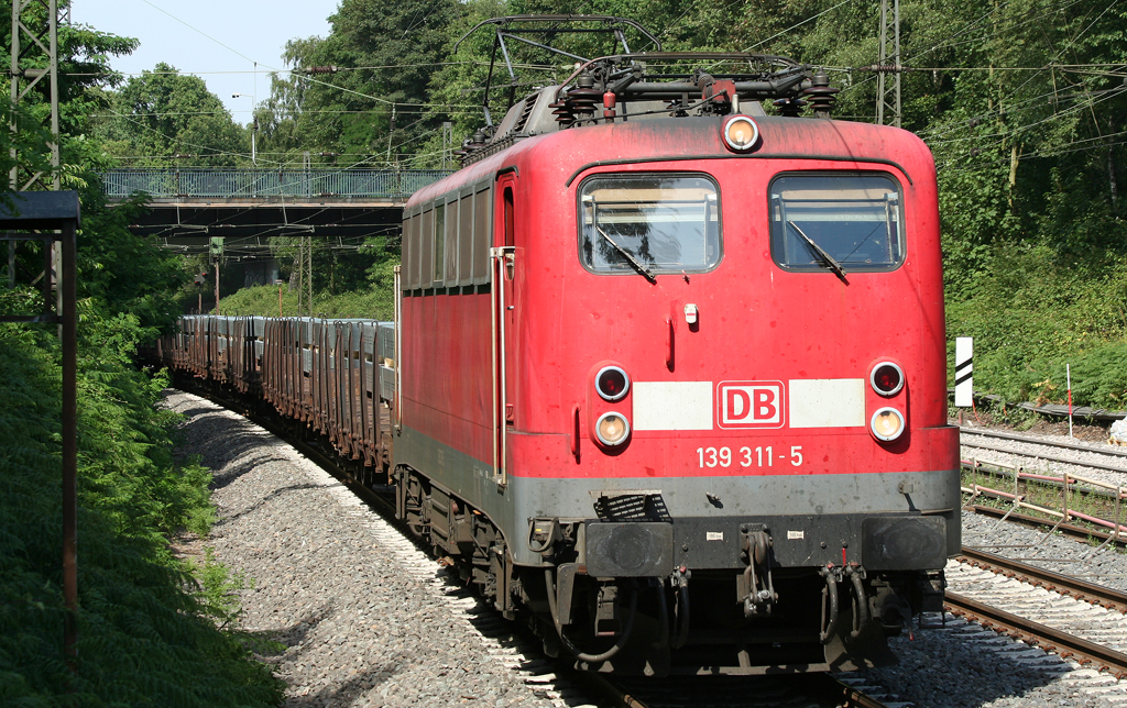 Die 139 311-5 zieht Silberbrammen durch Duisburg Neudorf am 08.07.2010